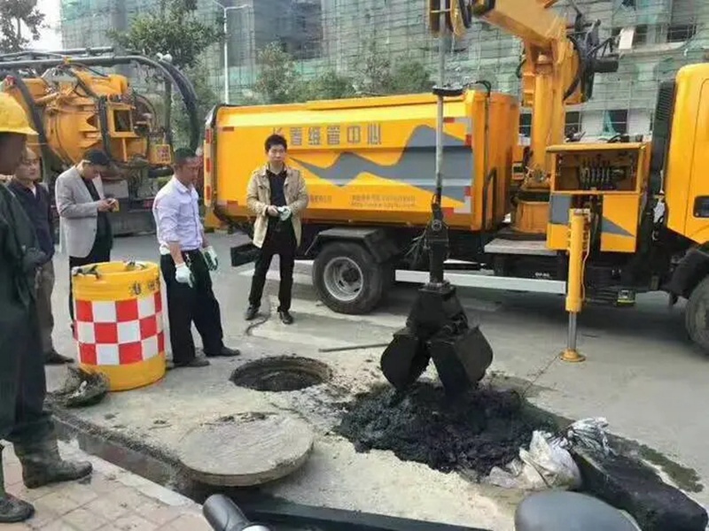 宛城街道：网格员化身“清道夫”，为民解忧疏通“堵心”化粪池