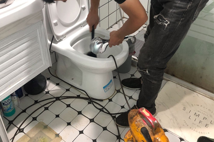 宛城马桶堵塞自己疏通还是找师傅?专业上门服务让你省时更省心